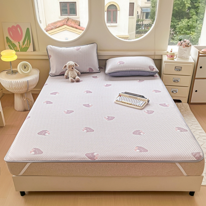 91家纺网 家纺一手货源 找家纺 芙绣 2025新款凉感丝提花学生凉席三件套 莓烦恼