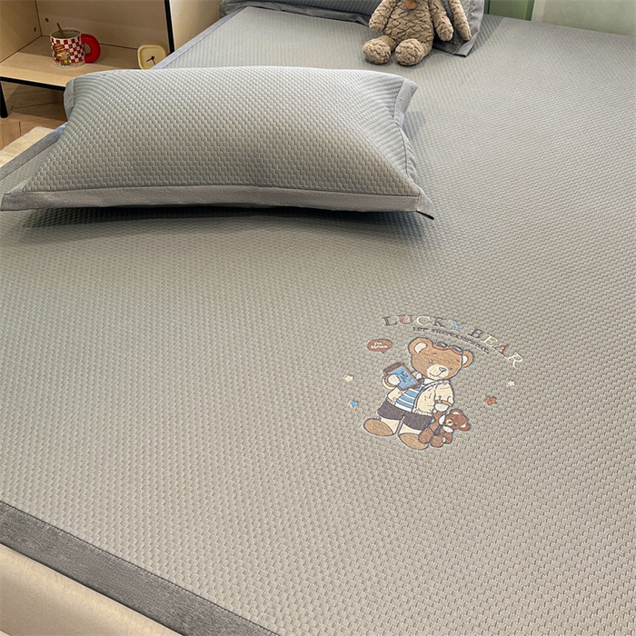 91家纺网 家纺一手货源 找家纺 启程家纺 2025春夏新款冰豆豆凉席刺绣款复合三明治三件套 熊仔宝贝-灰