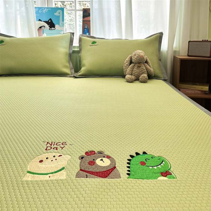 91家纺网 家纺一手货源 找家纺 启程家纺 2025春夏新款冰豆豆凉席刺绣款复合三明治三件套 好伙伴-绿