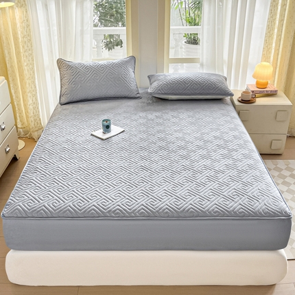 91家纺网 家纺一手货源 找家纺 卡伦家纺 2025新款水洗棉磨毛防水夹棉床笠 回形格-雅致灰