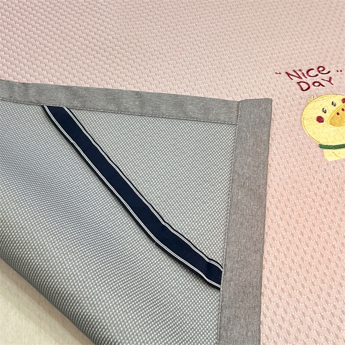 91家纺网 家纺一手货源 找家纺 启程家纺 2025春夏新款冰豆豆凉席刺绣款复合三明治三件套 好伙伴-粉