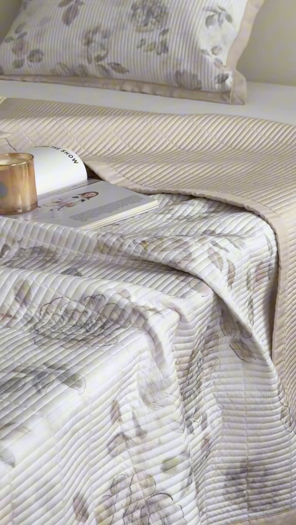 91家纺网 家纺一手货源 找家纺 黛舒家居2025新款天丝水洗印花夏被床盖三件套 蔓咖