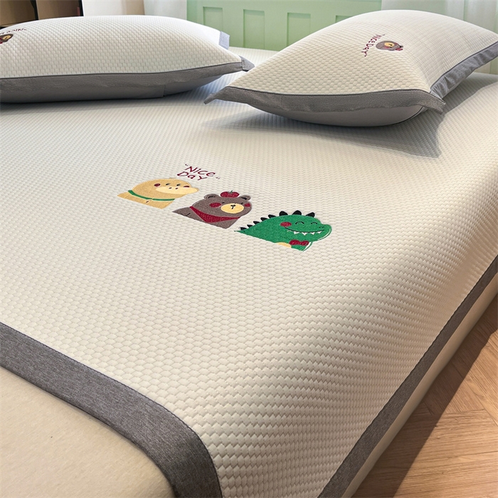 91家纺网 家纺一手货源 找家纺 启程家纺 2025春夏新款冰豆豆凉席刺绣款复合三明治三件套 好伙伴-白