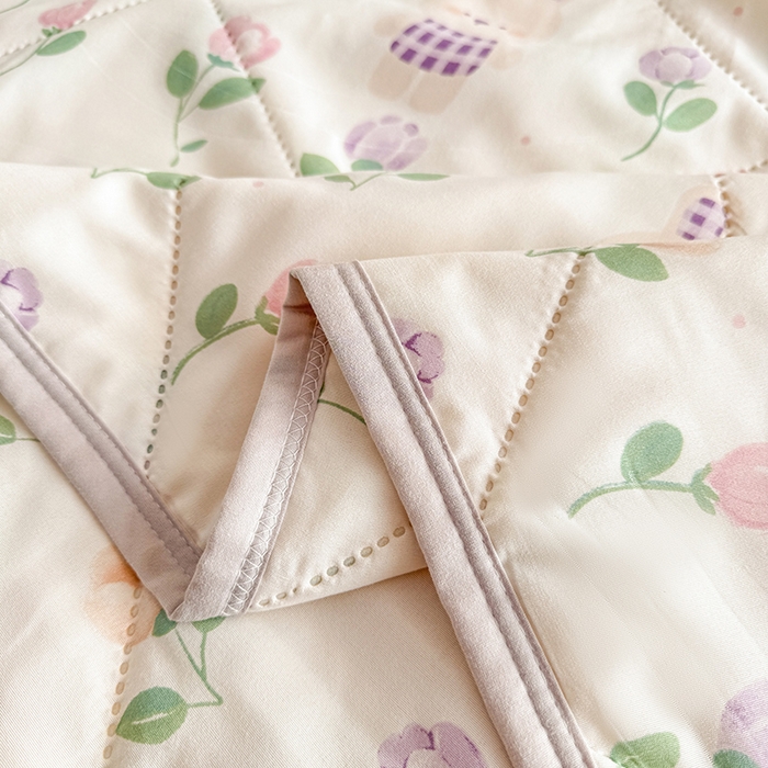 91家纺网 家纺一手货源 找家纺 薇玛仕 2025新款印花款小清新超声波大豆夏凉被空调被 花间逐兔