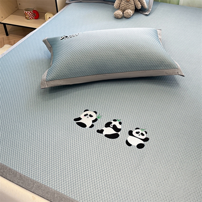 91家纺网 家纺一手货源 找家纺 启程家纺 2025春夏新款冰豆豆凉席刺绣款复合三明治三件套 熊猫-蓝