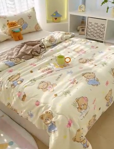 91家纺网 家纺一手货源 找家纺 美派工厂店2025新款水洗邹邹纱夏被 草莓粉熊