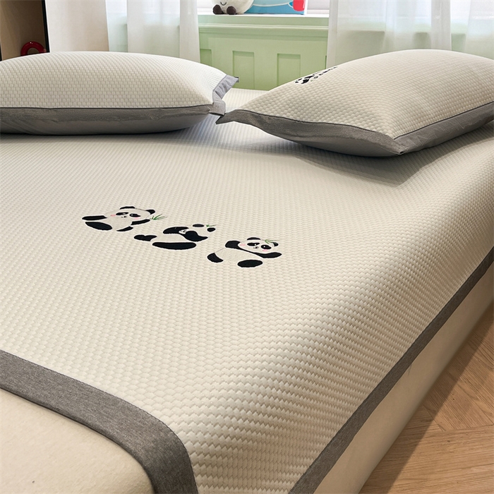 91家纺网 家纺一手货源 找家纺 启程家纺 2025春夏新款冰豆豆凉席刺绣款复合三明治三件套 熊猫-白