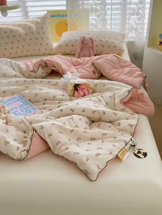 91家纺网 家纺一手货源 找家纺 美派工厂店2025新款水洗邹邹纱夏被 落暮花店