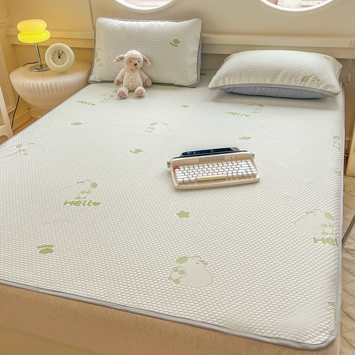 91家纺网 家纺一手货源 找家纺 芙绣 2025新款凉感丝提花学生凉席三件套 baby猪熊仔