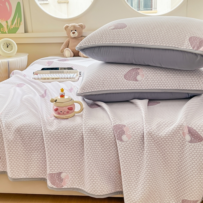 91家纺网 家纺一手货源 找家纺 芙绣 2025新款凉感丝提花学生凉席三件套 莓烦恼