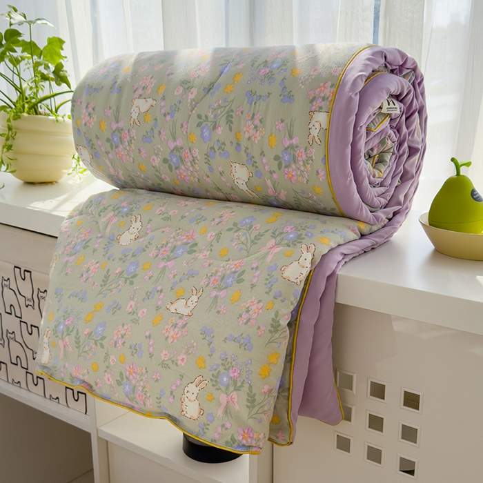 91家纺网 家纺一手货源 找家纺 美派工厂店2025新款水洗邹邹纱夏被 丝带飞飞兔