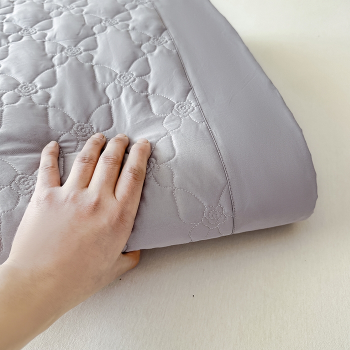 91家纺网 家纺一手货源 找家纺 金喜 2025新款高端100支全棉蚕丝床盖豆邦纤维蚕丝床盖三件套-蝶恋花系列 蝶恋花-灰紫