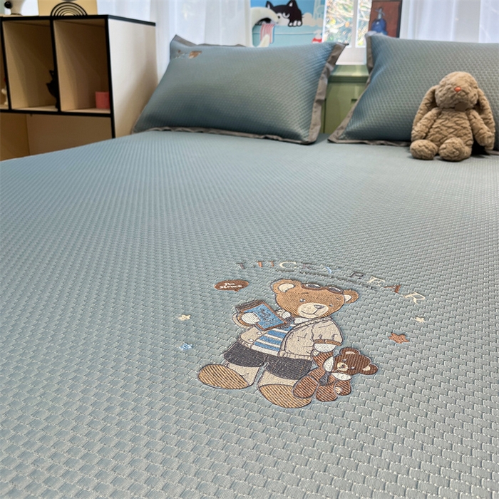 91家纺网 家纺一手货源 找家纺 启程家纺 2025春夏新款冰豆豆凉席刺绣款复合三明治三件套 熊仔宝贝-蓝