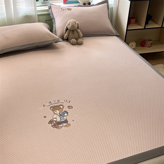 91家纺网 家纺一手货源 找家纺 启程家纺 2025春夏新款冰豆豆凉席刺绣款复合三明治三件套 熊仔宝贝-粉