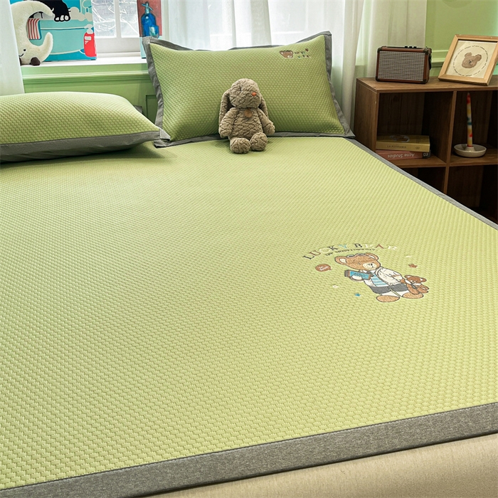 91家纺网 家纺一手货源 找家纺 启程家纺 2025春夏新款冰豆豆凉席刺绣款复合三明治三件套 熊仔宝贝-绿