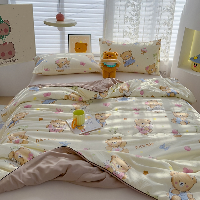 91家纺网 家纺一手货源 找家纺 美派工厂店2025新款水洗邹邹纱夏被 草莓粉熊