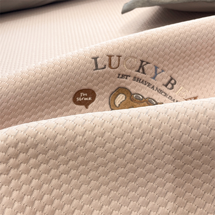 91家纺网 家纺一手货源 找家纺 启程家纺 2025春夏新款冰豆豆凉席刺绣款复合三明治三件套 熊仔宝贝-粉