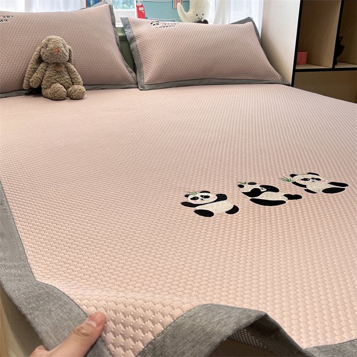 91家纺网 家纺一手货源 找家纺 启程家纺 2025春夏新款冰豆豆凉席刺绣款复合三明治三件套 熊猫-粉