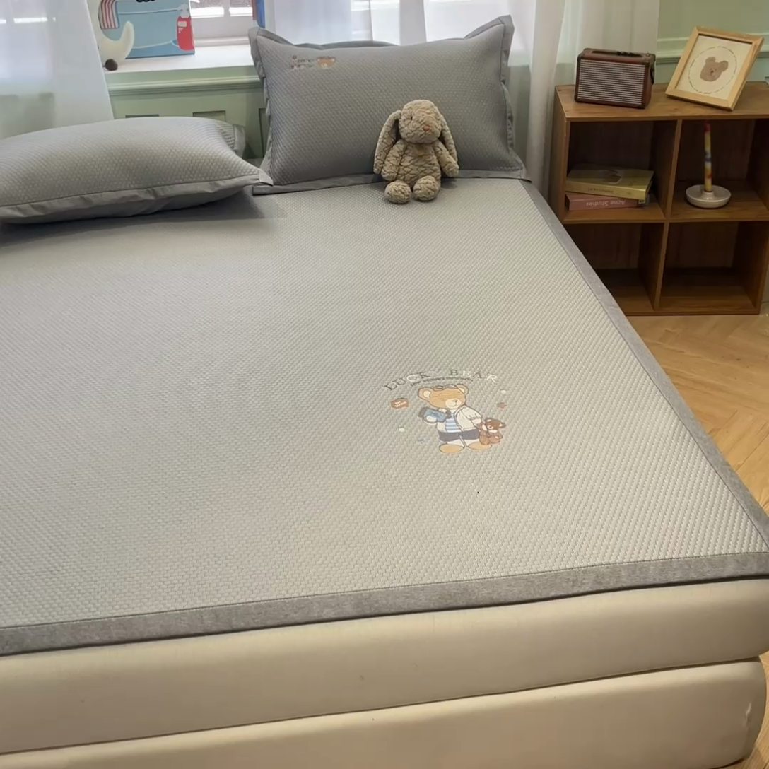 91家纺网 家纺一手货源 找家纺 启程家纺 2025春夏新款冰豆豆凉席刺绣款复合三明治三件套 熊仔宝贝-灰