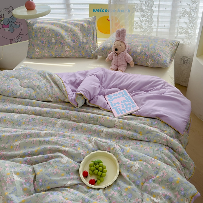 91家纺网 家纺一手货源 找家纺 美派工厂店2025新款水洗邹邹纱夏被 丝带飞飞兔