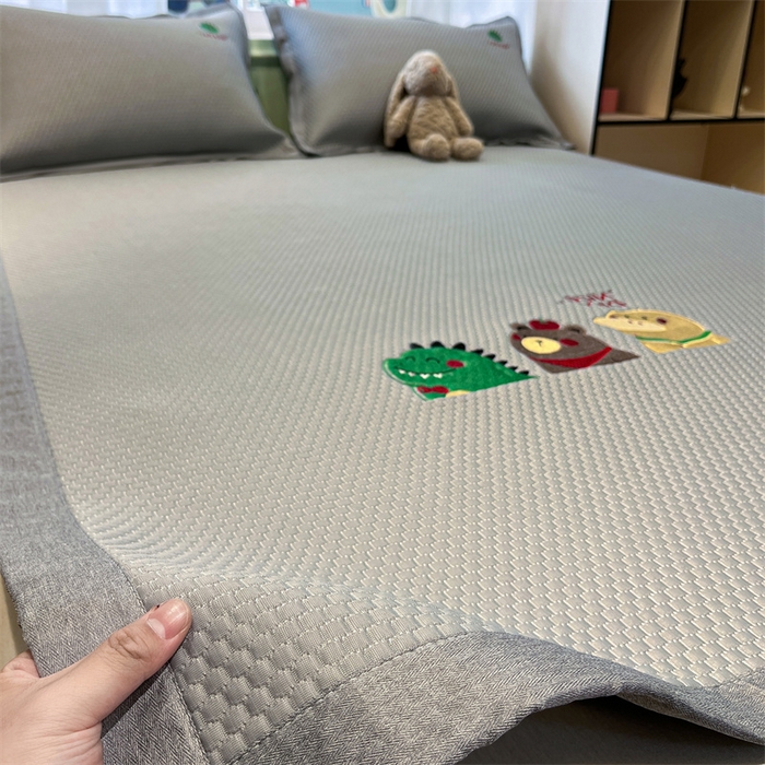 91家纺网 家纺一手货源 找家纺 启程家纺 2025春夏新款冰豆豆凉席刺绣款复合三明治三件套 好伙伴-灰