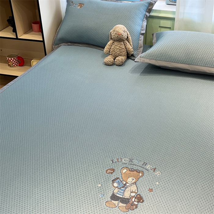 91家纺网 家纺一手货源 找家纺 启程家纺 2025春夏新款冰豆豆凉席刺绣款复合三明治三件套 熊仔宝贝-蓝