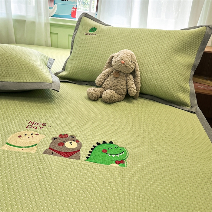 91家纺网 家纺一手货源 找家纺 启程家纺 2025春夏新款冰豆豆凉席刺绣款复合三明治三件套 好伙伴-绿