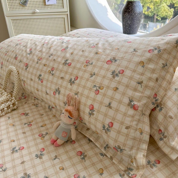 91家纺网 家纺一手货源 找家纺 百寐 2025新款13372全棉纯棉印花双人枕套+同款床单 草莓格