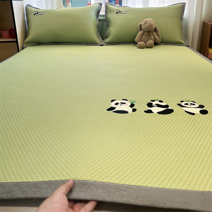 91家纺网 家纺一手货源 找家纺 启程家纺 2025春夏新款冰豆豆凉席刺绣款复合三明治三件套 熊猫-绿