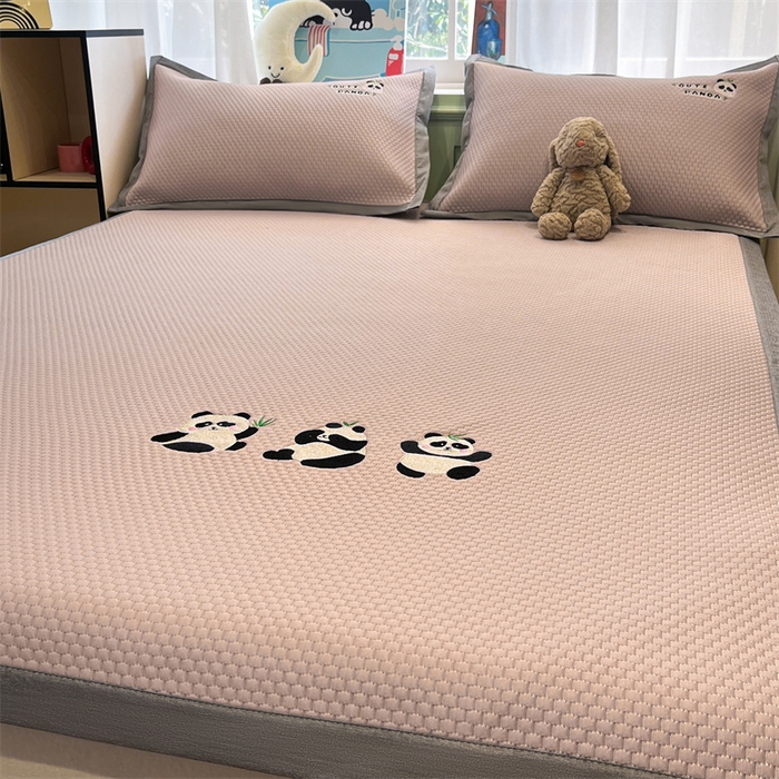 91家纺网 家纺一手货源 找家纺 启程家纺 2025春夏新款冰豆豆凉席刺绣款复合三明治三件套 熊猫-粉