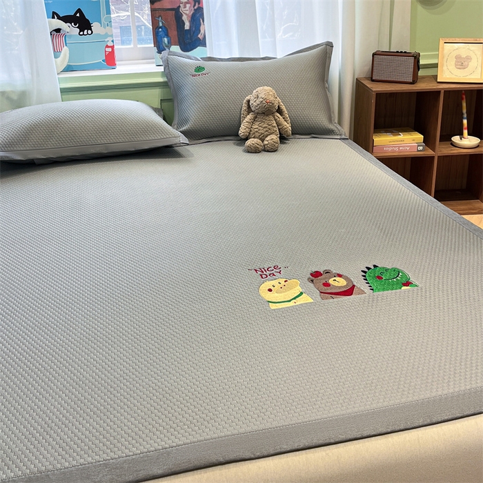 91家纺网 家纺一手货源 找家纺 启程家纺 2025春夏新款冰豆豆凉席刺绣款复合三明治三件套 好伙伴-灰