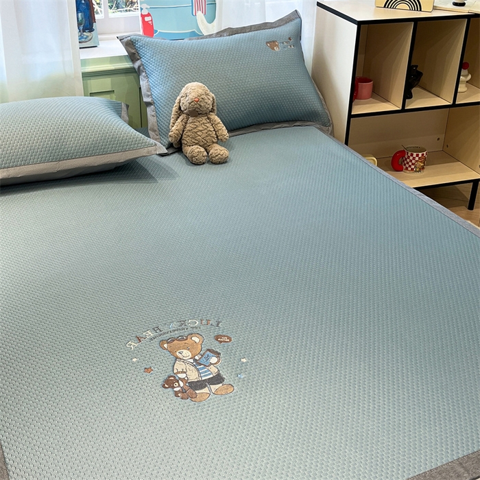 91家纺网 家纺一手货源 找家纺 启程家纺 2025春夏新款冰豆豆凉席刺绣款复合三明治三件套 熊仔宝贝-蓝