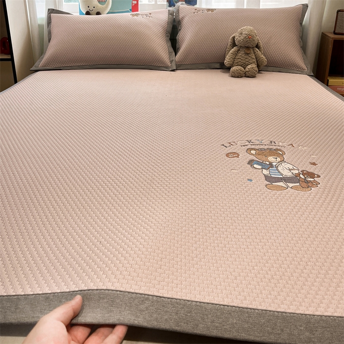 91家纺网 家纺一手货源 找家纺 启程家纺 2025春夏新款冰豆豆凉席刺绣款复合三明治三件套 熊仔宝贝-粉