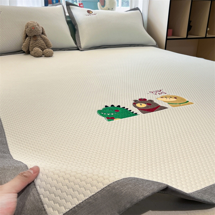 91家纺网 家纺一手货源 找家纺 启程家纺 2025春夏新款冰豆豆凉席刺绣款复合三明治三件套 好伙伴-白