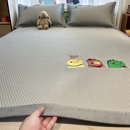 91家纺网 家纺一手货源 找家纺 （总）启程家纺 2025春夏新款冰豆豆凉席刺绣款复合三明治三件套