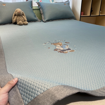 启程家纺 2025春夏新款冰豆豆凉席刺绣款复合三明治三件套 熊仔宝贝-蓝