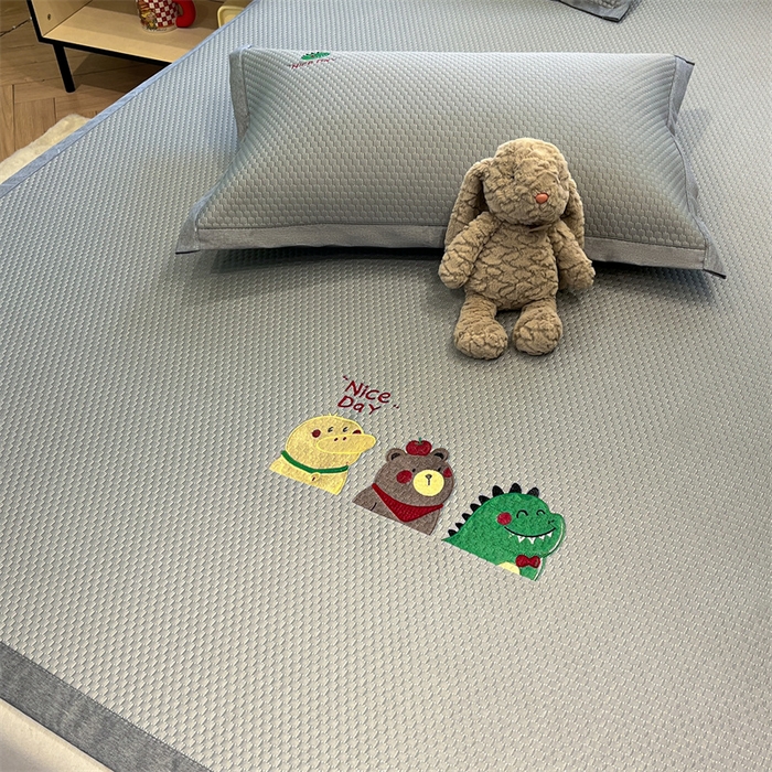 91家纺网 家纺一手货源 找家纺 启程家纺 2025春夏新款冰豆豆凉席刺绣款复合三明治三件套 好伙伴-灰