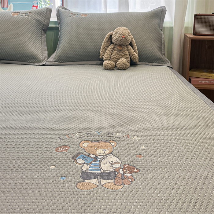 91家纺网 家纺一手货源 找家纺 启程家纺 2025春夏新款冰豆豆凉席刺绣款复合三明治三件套 熊仔宝贝-灰