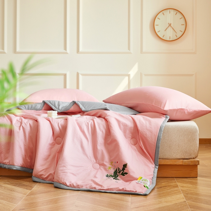 91家纺网 家纺一手货源 找家纺 欧雅搁家纺 2025新款纯色艾草驱蚊夏凉被 少女粉