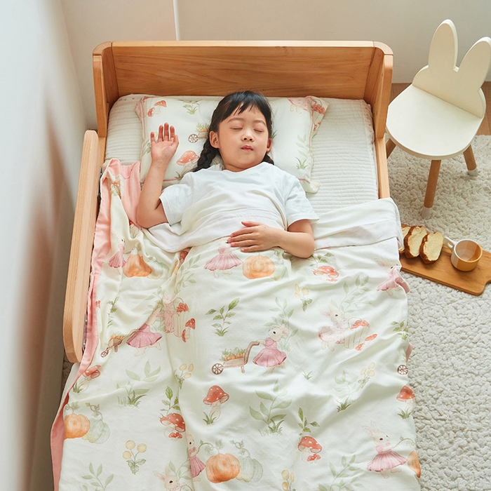 91家纺网 家纺一手货源 找家纺 嗨生活 2025年新品天竹系列A类竹纤维四层纱儿童盖毯 幼儿园夏被夏凉被空调被 田野兔子