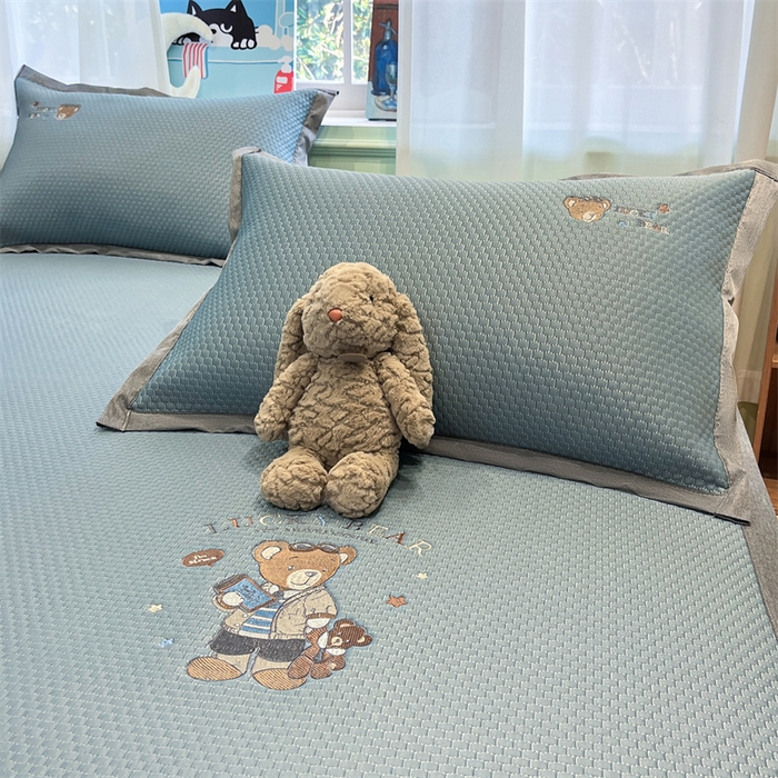 91家纺网 家纺一手货源 找家纺 启程家纺 2025春夏新款冰豆豆凉席刺绣款复合三明治三件套 熊仔宝贝-蓝