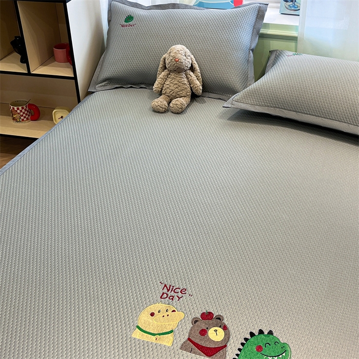 91家纺网 家纺一手货源 找家纺 启程家纺 2025春夏新款冰豆豆凉席刺绣款复合三明治三件套 好伙伴-灰