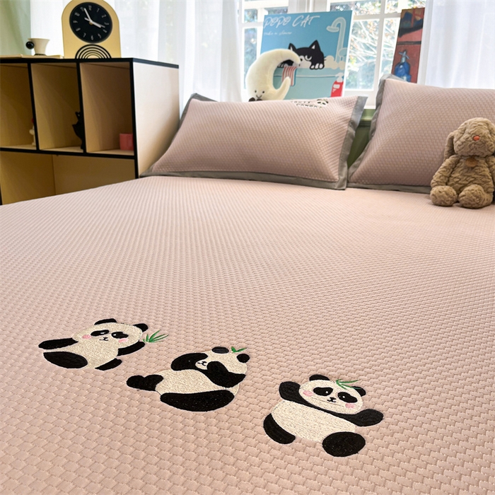 91家纺网 家纺一手货源 找家纺 启程家纺 2025春夏新款冰豆豆凉席刺绣款复合三明治三件套 熊猫-粉