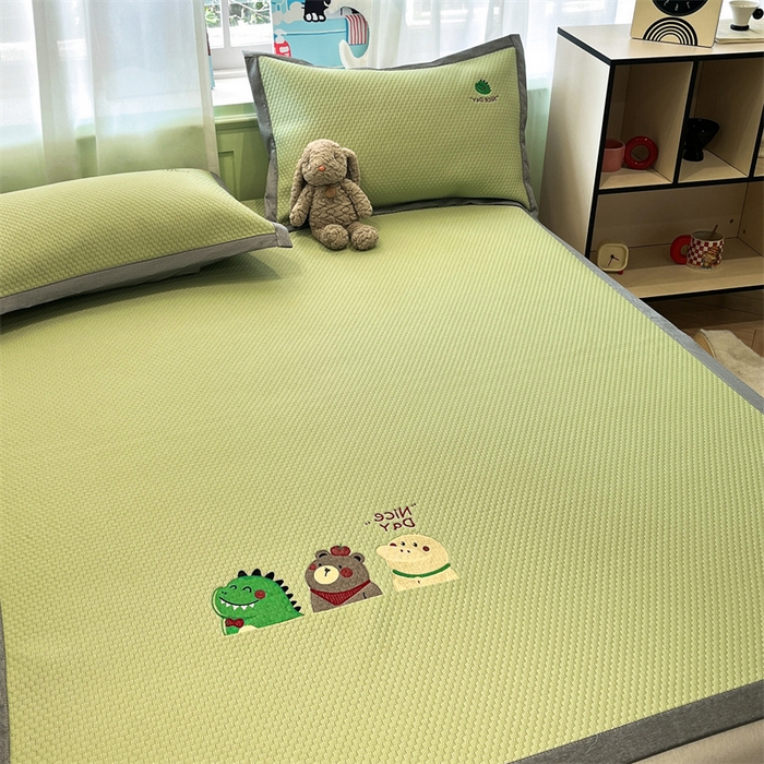 91家纺网 家纺一手货源 找家纺 启程家纺 2025春夏新款冰豆豆凉席刺绣款复合三明治三件套 好伙伴-绿