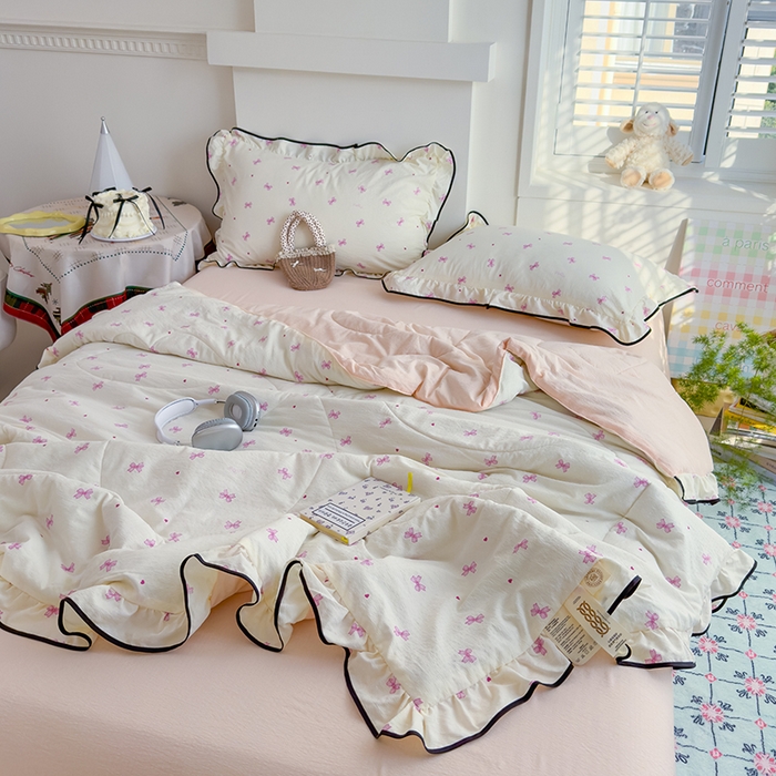 91家纺网 家纺一手货源 找家纺 慕尚 2025新款云感棉花边夏凉被空调被 粉蝴蝶结