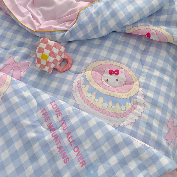 91家纺网 家纺一手货源 找家纺 美派工厂店2025新款水洗邹邹纱夏被 蛋糕蓝格kt