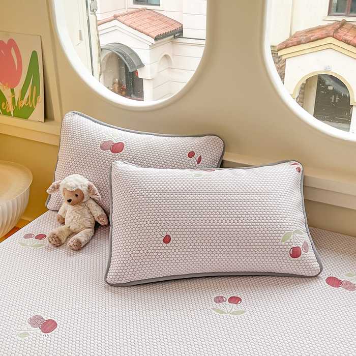 91家纺网 家纺一手货源 找家纺 芙绣 2025新款凉感丝提花学生凉席三件套 樱为有你