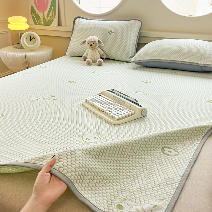 91家纺网 家纺一手货源 找家纺 芙绣 2025新款凉感丝提花学生凉席三件套 别动我小熊