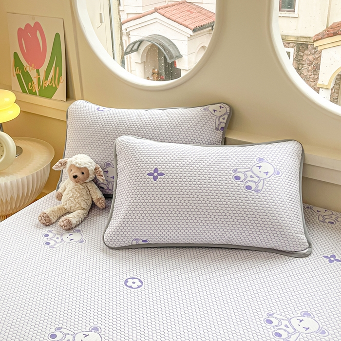 91家纺网 家纺一手货源 找家纺 芙绣 2025新款凉感丝提花学生凉席三件套 熊仔不凶