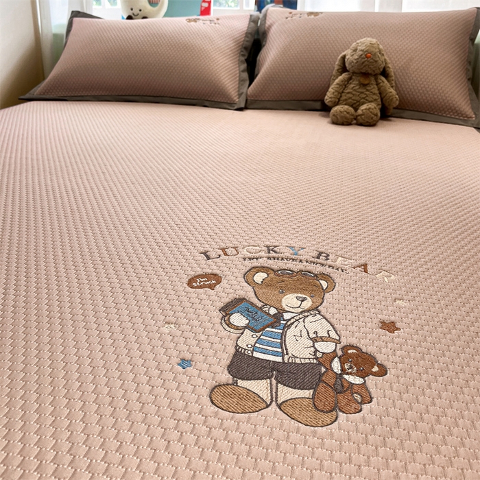 91家纺网 家纺一手货源 找家纺 启程家纺 2025春夏新款冰豆豆凉席刺绣款复合三明治三件套 熊仔宝贝-粉